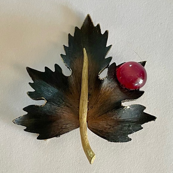 Vintage Maple Leaf Brooch Goldtone and Black with Pink Cabochon - Picture 3 of 6